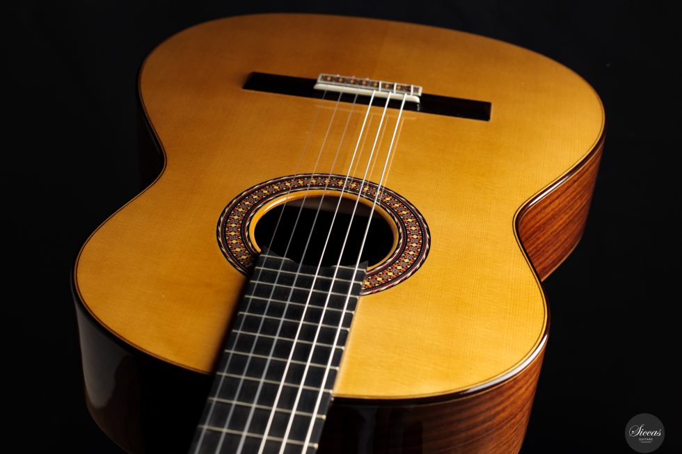 Acoustic vs Classical Guitar: 7 Key Differences Explained – Siccas 